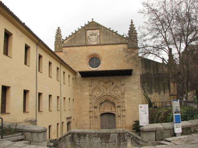 Монастырь Святого Креста (Convento de Santa Cruz la Real), в котором служил Томас Торквемада. Нынешний вид, тогда он выглядел иначе. Монастырь Святого Креста (Convento de Santa Cruz la Real), в котором служил Томас Торквемада. Нынешний вид, тогда он выглядел иначе.