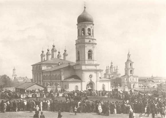 Воскресенский собор в Вятке, фотография Сергея Лобовикова, конец XIX века. Воскресенский собор в Вятке, фотография Сергея Лобовикова, конец XIX века.