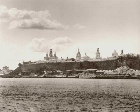 Вятка. Вид на город из-за реки, фотография Сергея Лобовикова, 1910-е годы. Вятка. Вид на город из-за реки, фотография Сергея Лобовикова, 1910-е годы.