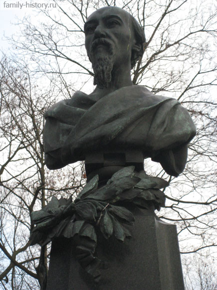 Памятник на могиле Некрасова Памятник на могиле Некрасова