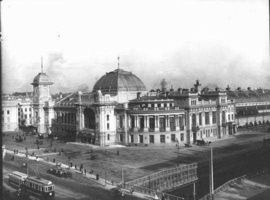 Царскосельский вокзал на Введенской площади. Фото Карла Буллы. Конец 1900-х гг. Царскосельский вокзал на Введенской площади. Фото Карла Буллы. Конец 1900-х гг.