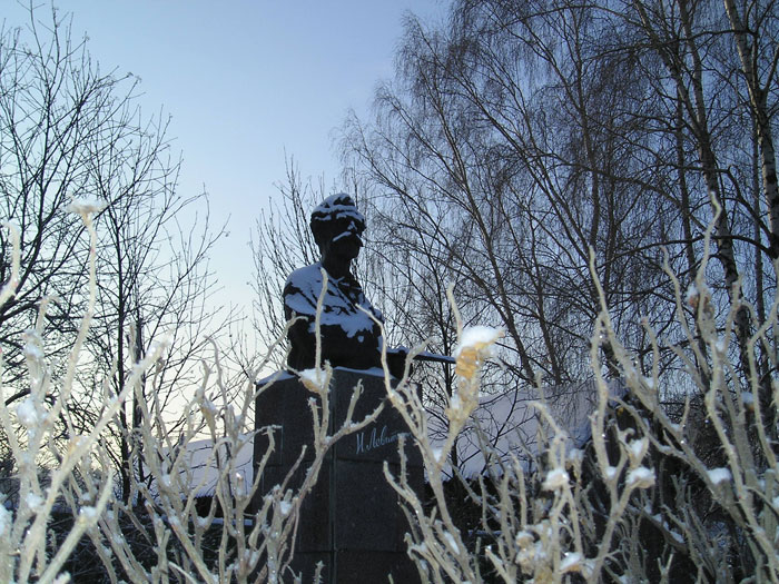 Плёс. Памятник Исааку Левитану. Плёс. Памятник Исааку Левитану.