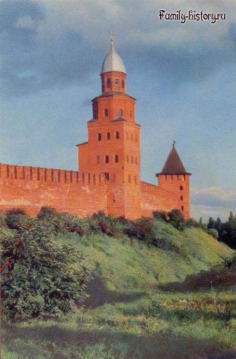 Великий Новгород. Детинец. Крепостная стена с башнями Кукуй и Княжей. XV – XVII вв. Великий Новгород. Детинец. Крепостная стена с башнями Кукуй и Княжей. XV – XVII вв.