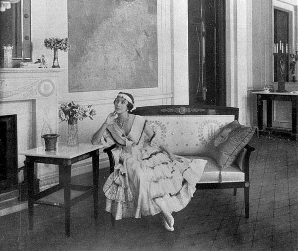 Матильда Феликсовна Кшесинская в Белом зале своего особняка. Февраль 1916 года. Матильда Феликсовна Кшесинская в Белом зале своего особняка. Февраль 1916 года.