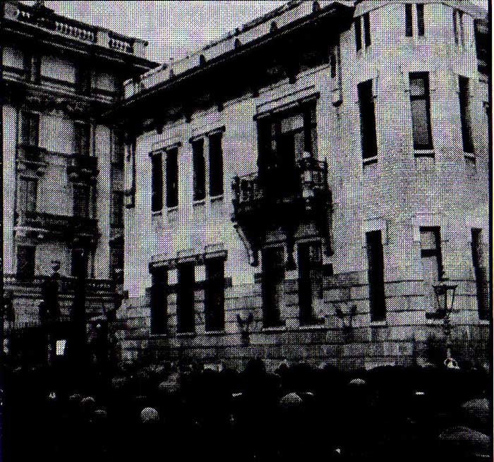 Митинг у особняка Кшесинской. Оратор выступает с балкона. Апрель 1917 года. Митинг у особняка Кшесинской. Оратор выступает с балкона. Апрель 1917 года.