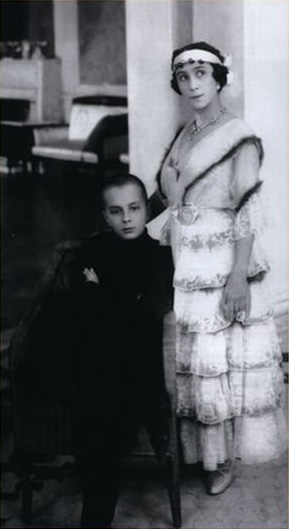 М.Ф. Кшесинская с сыном Володей. Февраль 1916 года. М.Ф. Кшесинская с сыном Володей. Февраль 1916 года.