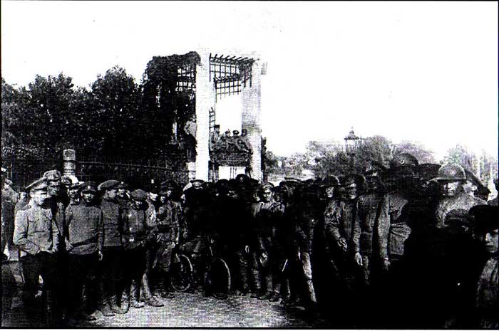 Самокатчики у беседки особняка Кшесинской. Июль 1917 года. Самокатчики у беседки особняка Кшесинской. Июль 1917 года.