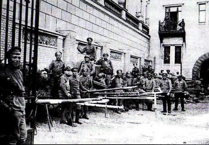 Обоз самокатного батальона во дворе особняка Кшесинской. Июль 1917 года. Обоз самокатного батальона во дворе особняка Кшесинской. Июль 1917 года.